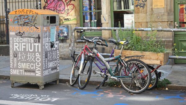 Neben einem der großen Müllcontainer hat sich ein mobiles Fahrradgärtchen angesiedelt. Foto: Anton Launer