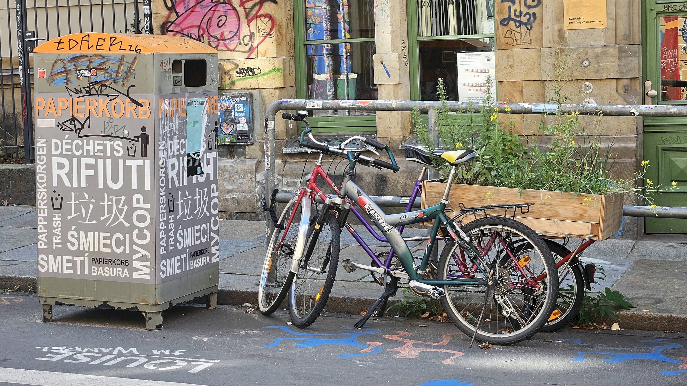 Neben einem der großen Müllcontainer hat sich ein mobiles Fahrradgärtchen angesiedelt. Foto: Anton Launer