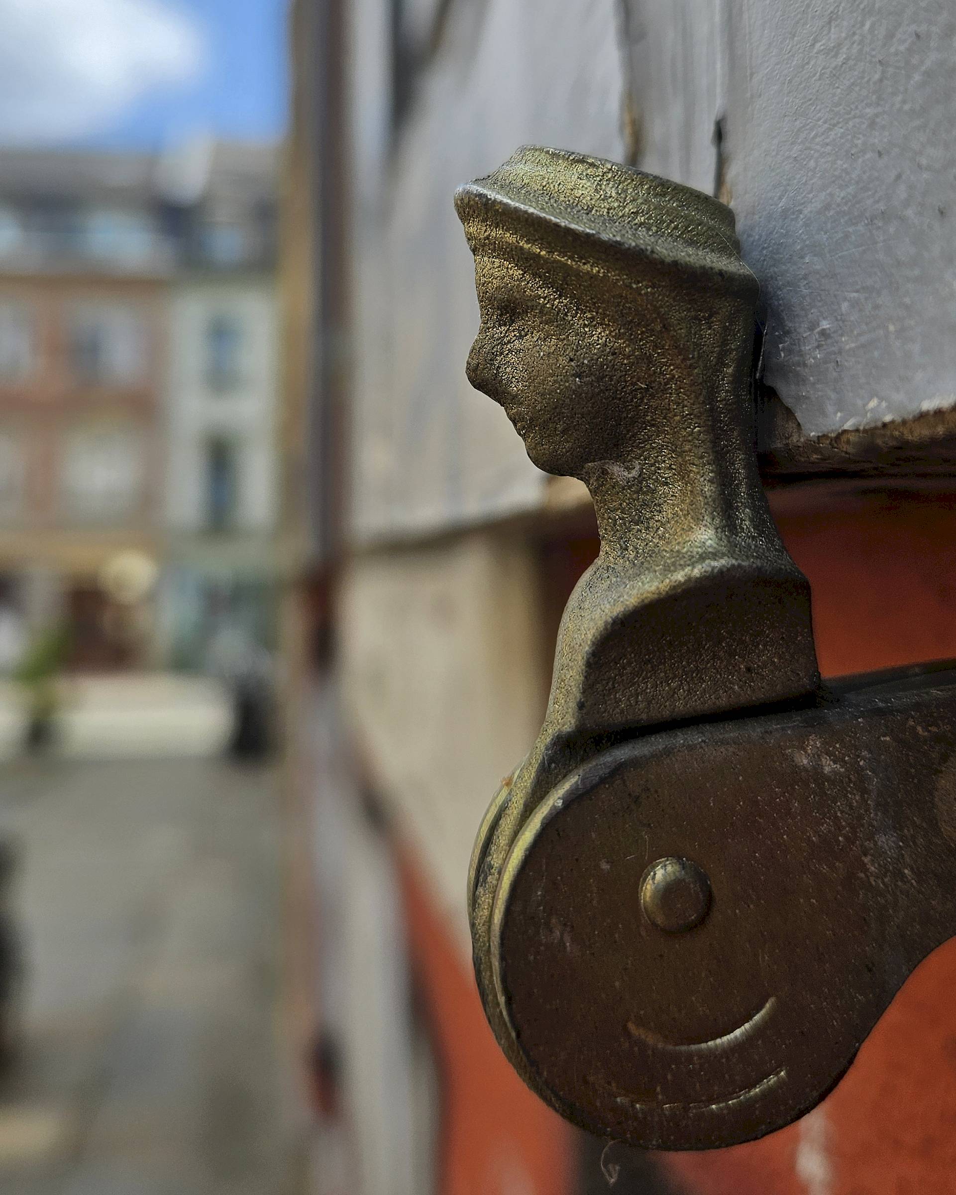 Fensterladenbefestigungskunst auf der Schönfelder Straße - Foto: Archiv Anton Launer