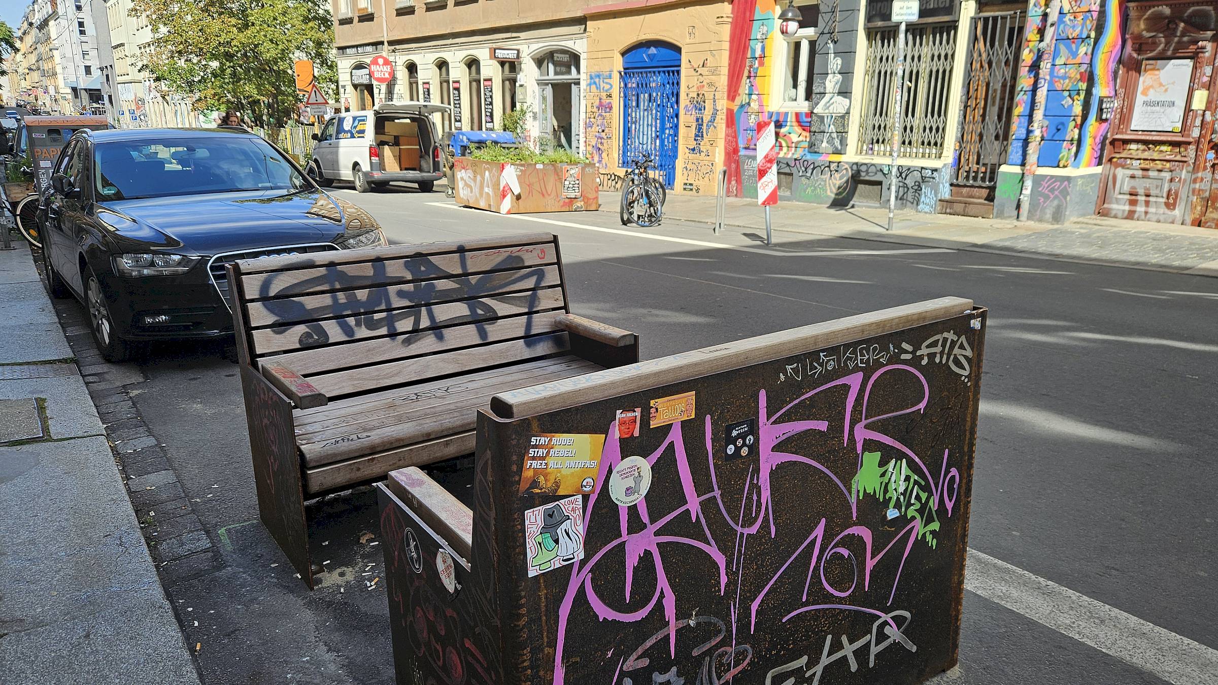 Sitzen zwischen Kippen und Falschparkern - Foto: Anton Launer