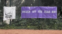 Volle Power beim Kickerinnen*Cup Banner mit klaren Botschaften – Foto: Mercedes Braun