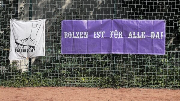 Banner mit klaren Botschaften – Foto: Mercedes Braun