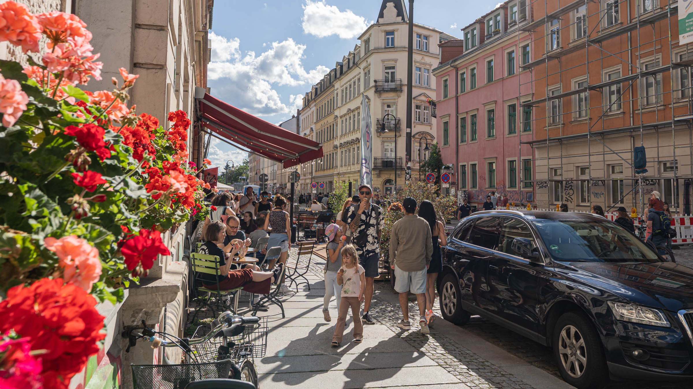 Eis, Livemusik und Sonnenschein auf der Rudolf-Leonhard-Straße beim Hecht#Tag. Foto: Sebastian Diehl
