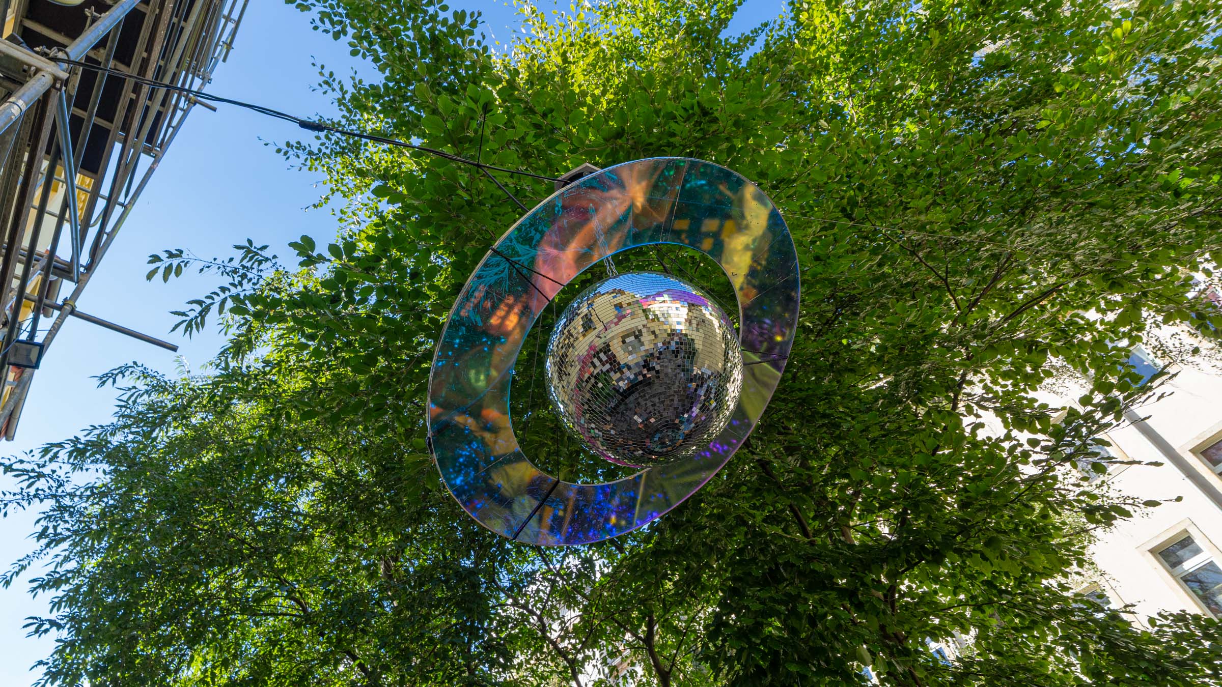 Die Jupiter (oder Saturn?) Discokugel schwebt in einem Hinterhof auf der Hechtstraße. Foto: Sebastian Diehl