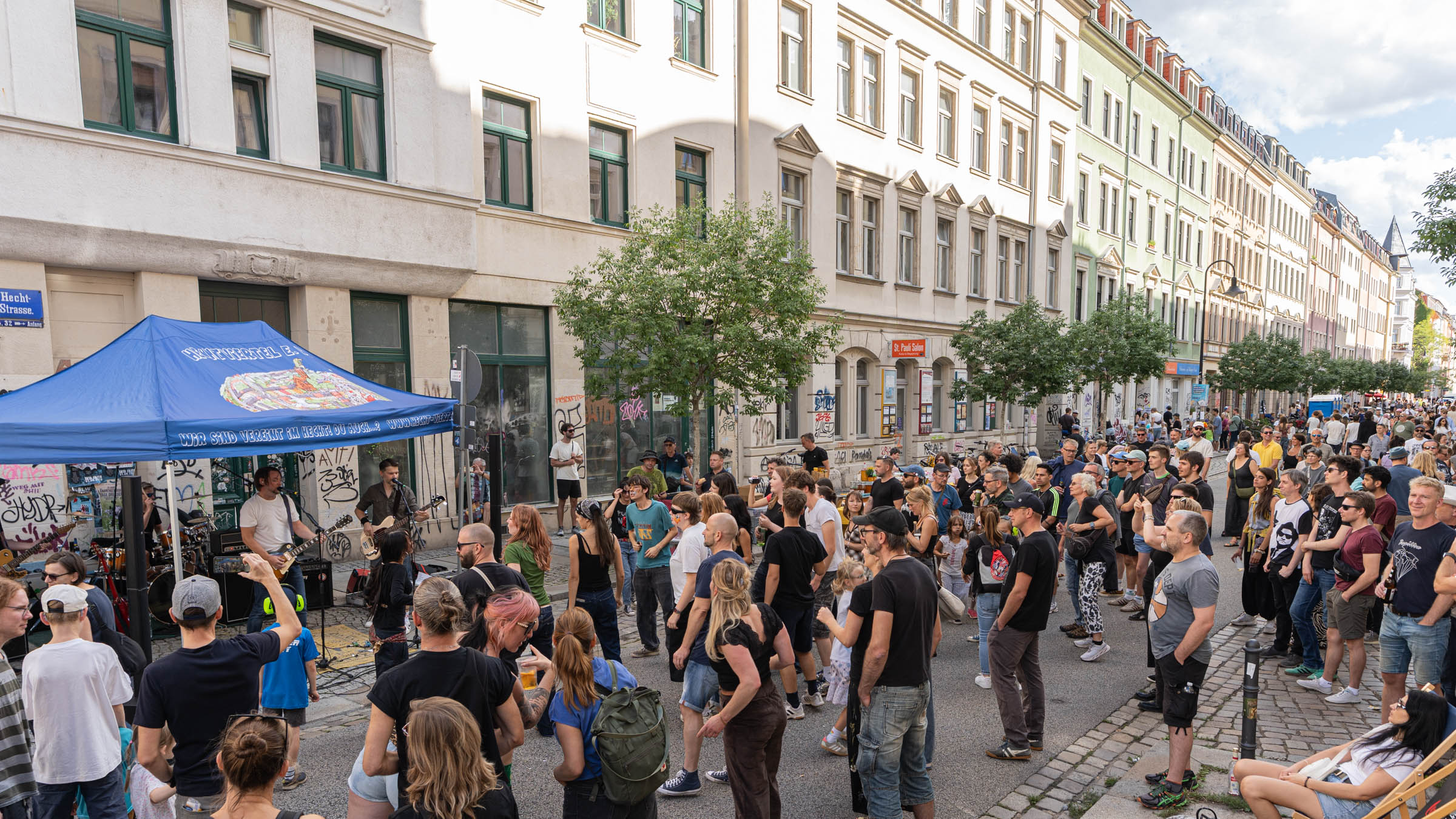 Auf der Hechtstraße wird gerockt, gesungen und getanzt. Foto: Sebastian Diehl