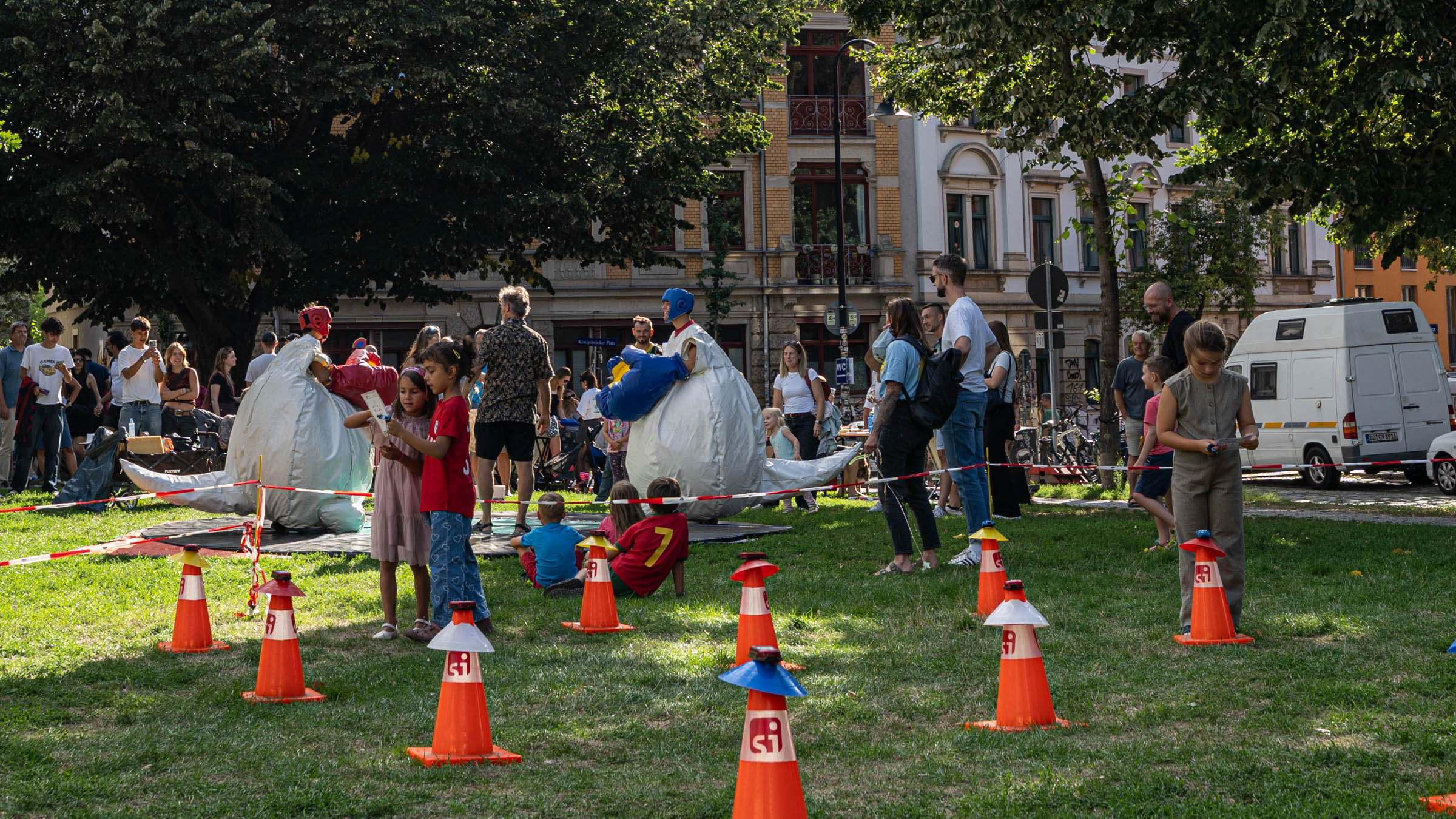 Spiel und Spaß und Orientierungssport auf dem Königsbrücker Platz. Im Hintergrund treten die Kontrahenten beim "Känguru-Boxen" gegeneinander an. Foto: Sebastian Diehl