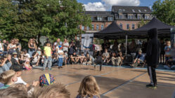 Tausende kamen zum Hecht#tag Beim Breakdancebattle auf dem blauen Spielplatz können Kinder und Jugendliche der internationalen Jury zeigen was sie drauf haben. Foto: Sebastian Diehl