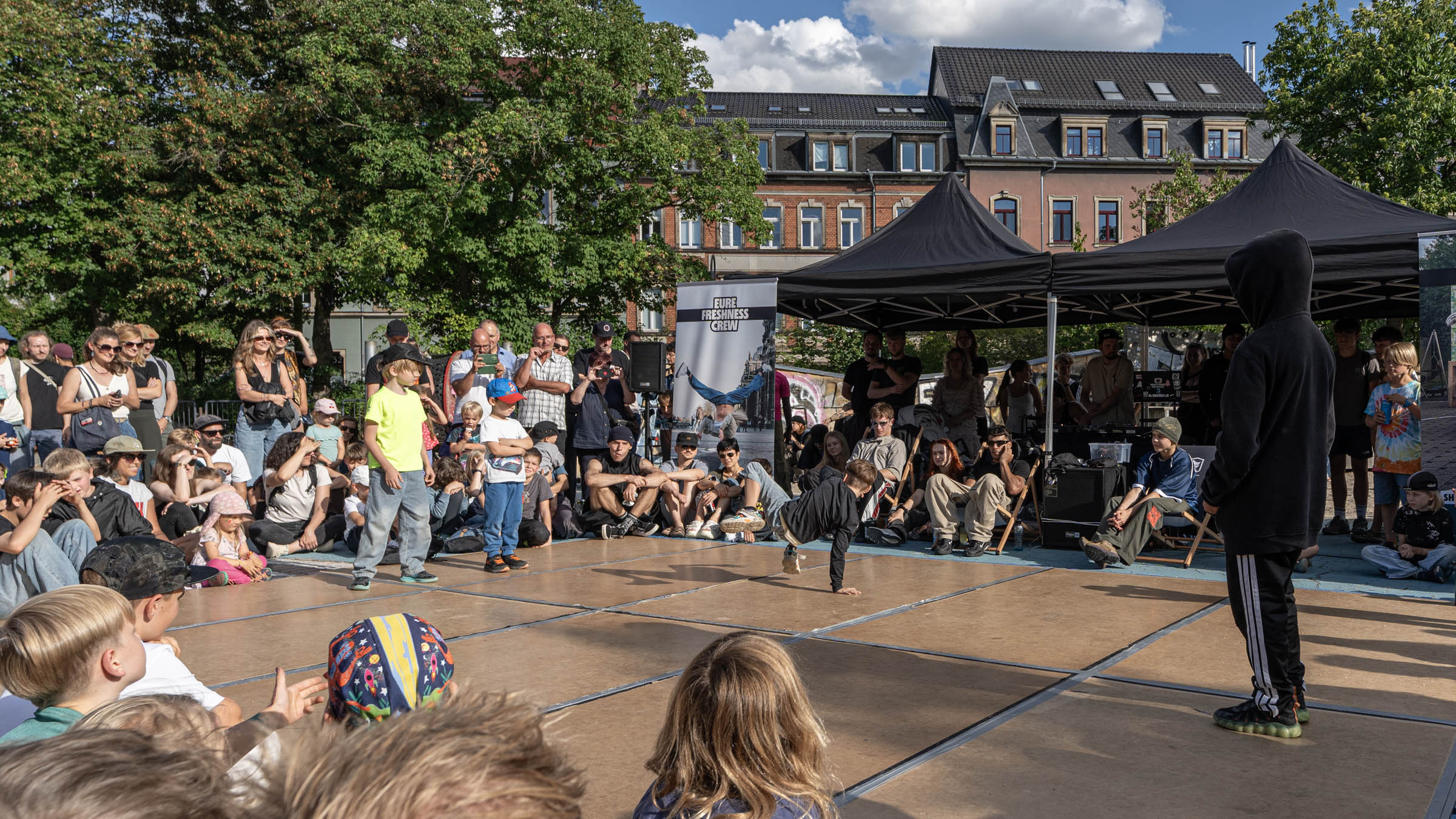 Beim Breakdancebattle auf dem blauen Spielplatz können Kinder und Jugendliche der internationalen Jury zeigen was sie drauf haben. Foto: Sebastian Diehl