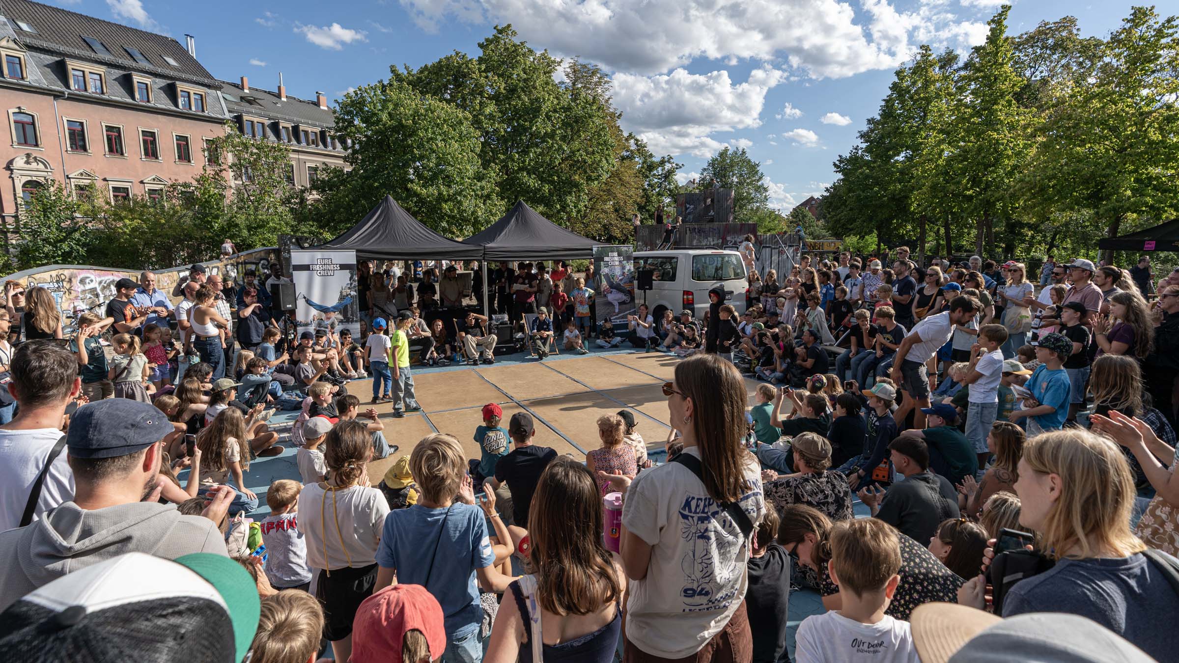 Vor großem Publikum stehen sich die Kontrahenten beim Breakdancebattle der "Freshness Crew" gegenüber. Foto: Sebastian Diehl