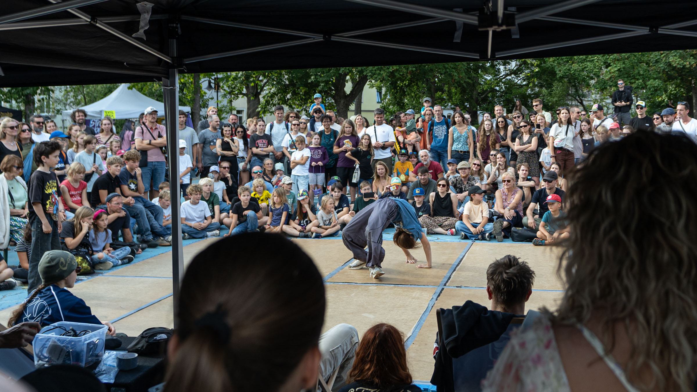 Die Tänzerin zeigt ihren Gegnern beim Brakedancebattle den "Backbend". Foto: Sebastian Diehl