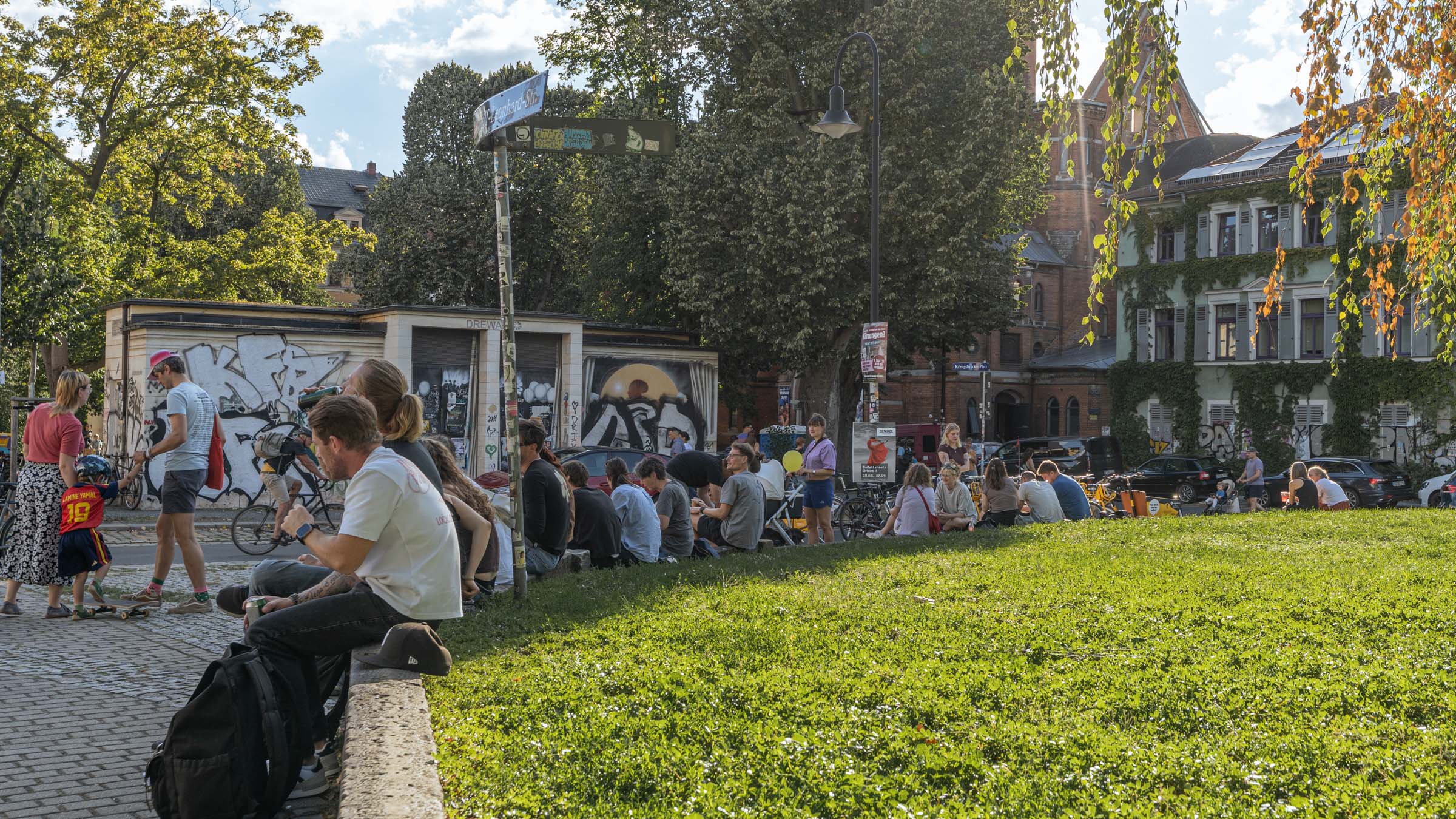 Sitzpause und die Abendsonne genießen am Königsbrücker Platz. Foto: Sebastian Diehl