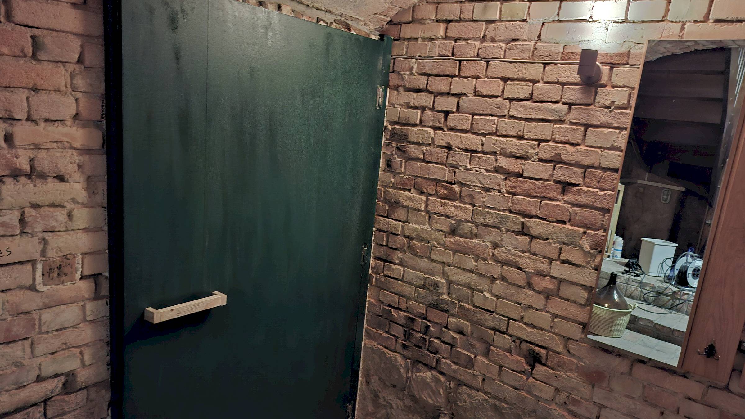 Die legendäre grüne Tür im Keller des Pubs. Foto: Jakub Gawlik