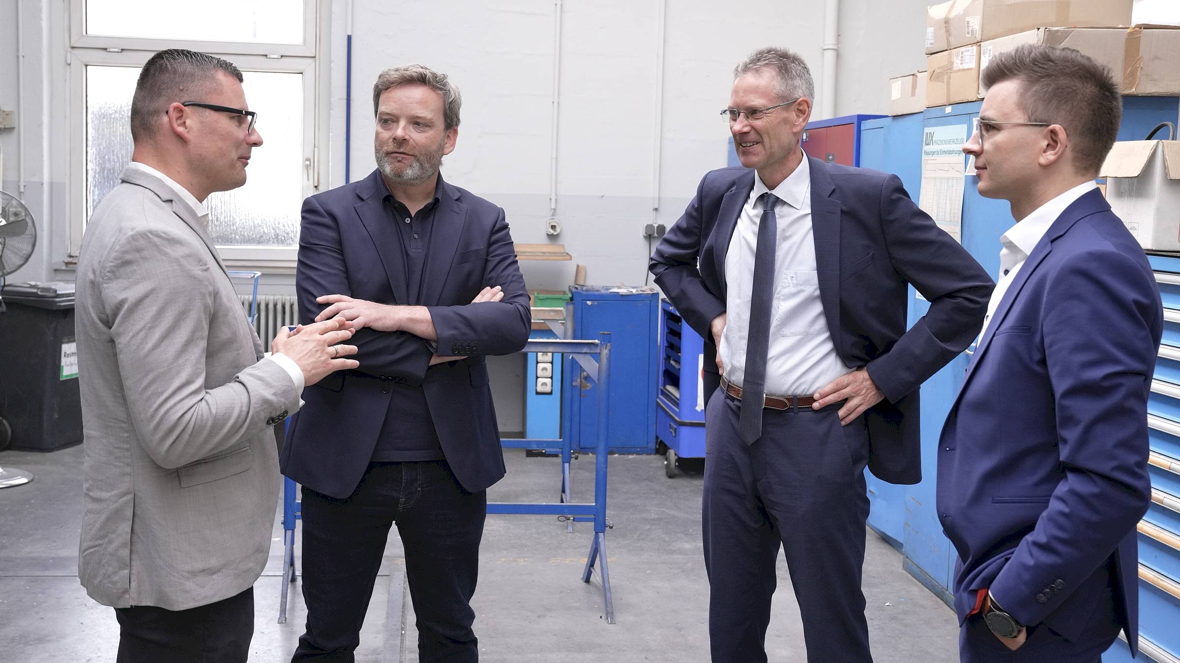 Westhaus-Geschäftsführer Falco Riemer im Gespräch mit DVB-Marketing-Chef Martin Gawalek, DVB-Vorstand Andreas Hemmersbach und Westhaus-Vertriebsleiter Matthias Reuter (von links). Foto: DVB AG