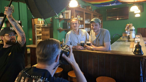 Kristian und Erik Töpfer kurz vor der Eröffnung ihrer eigenen Bar.