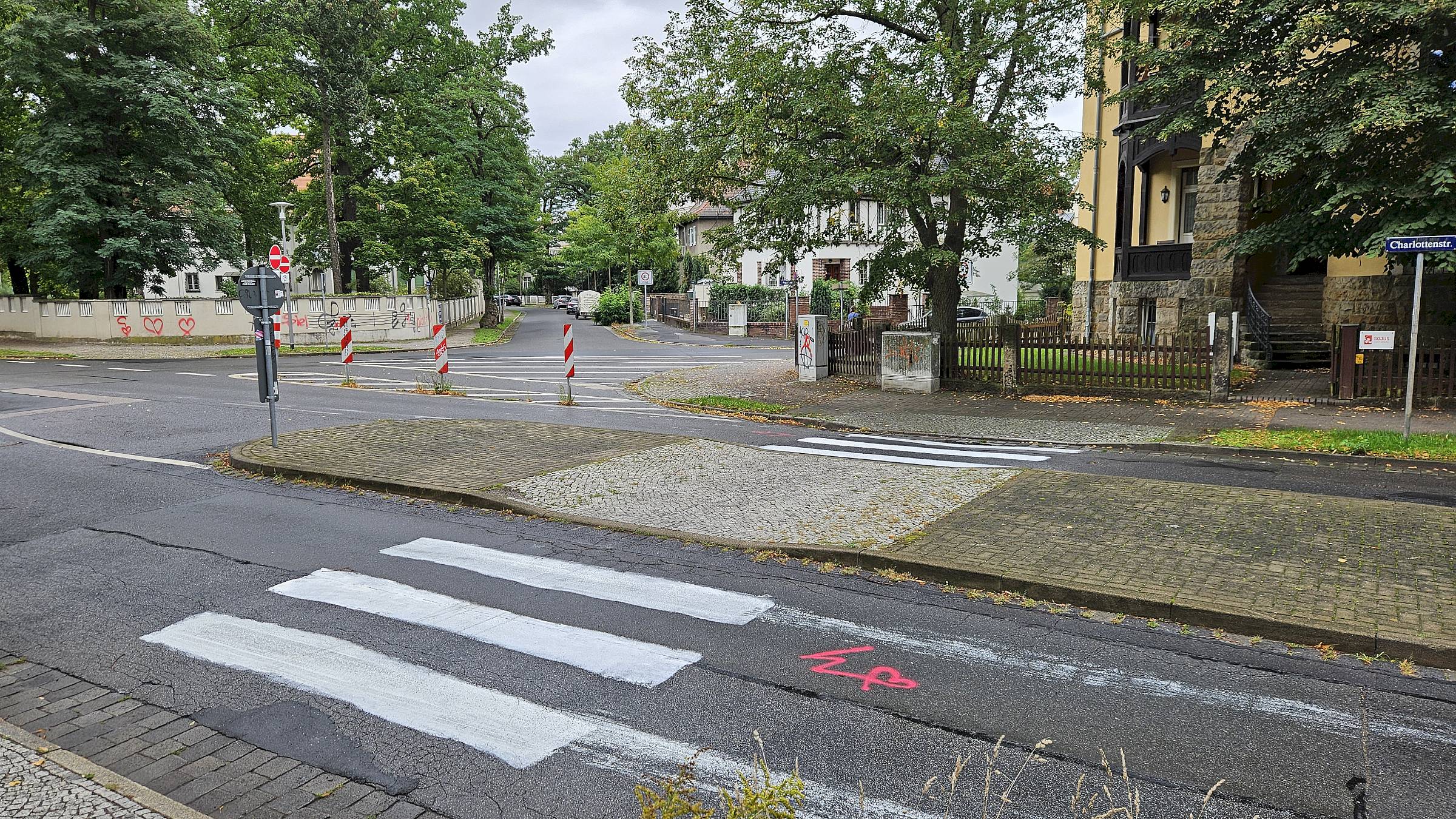 Die bislang Unbekannten malten jeweils drei Streifen auf die Fahrbahnen. Foto: Anton Launer