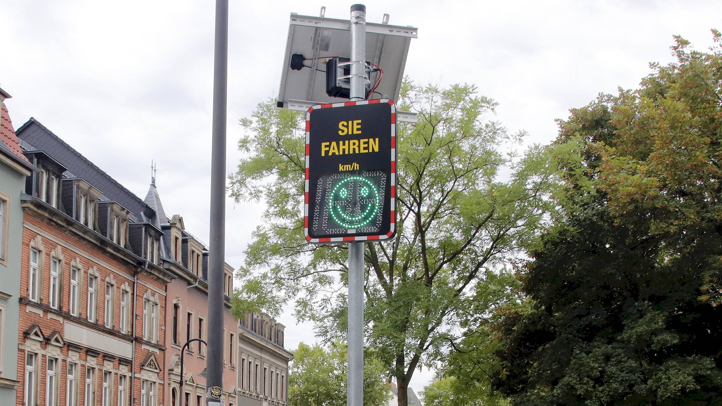 Die Radfahrerin war langsam genug, das Display zeigt sein grünes Lächeln. Foto: Anton Launer