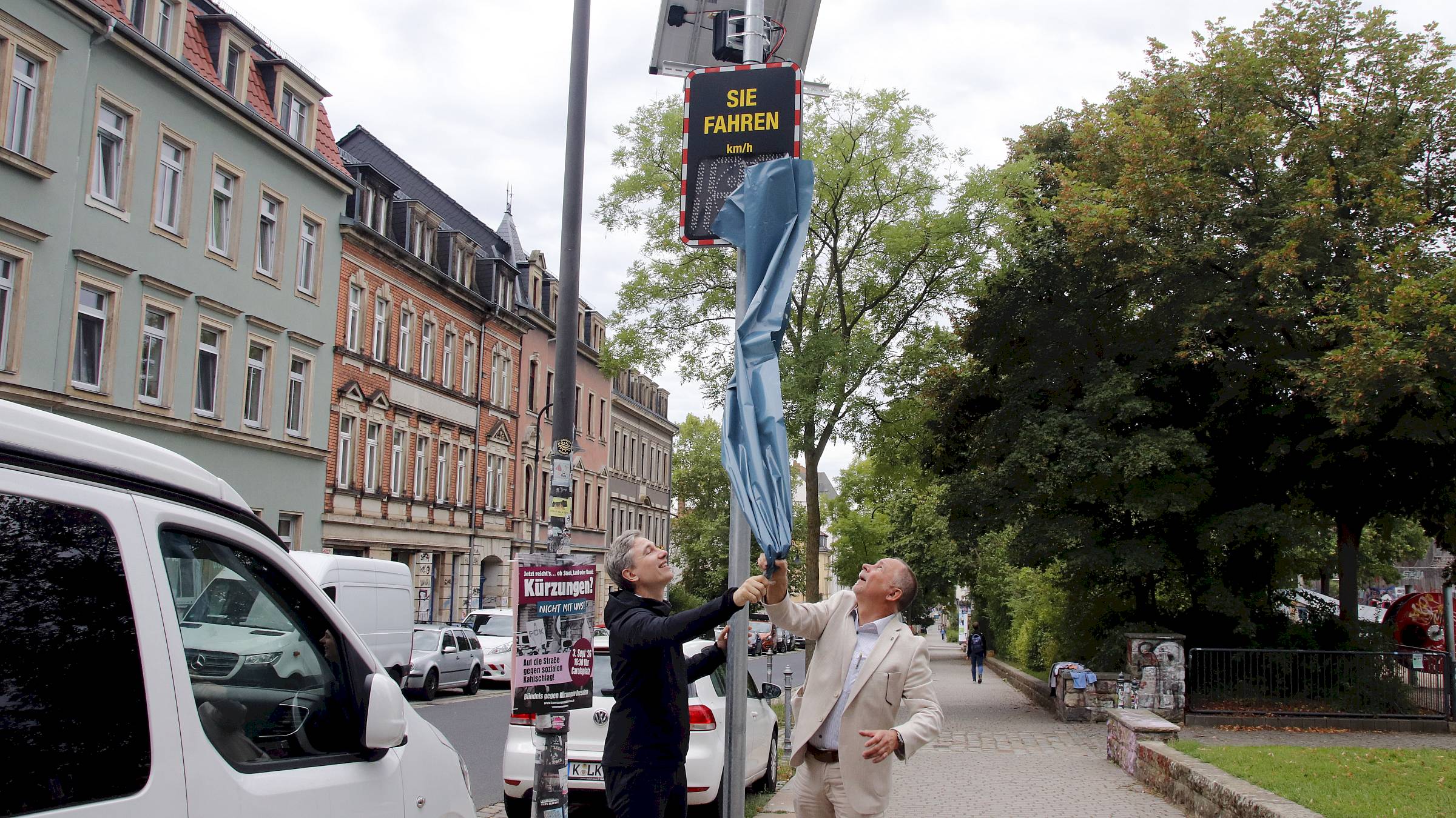 Stadtbezirksamtsleiter André Barth und Baubürgermeister Stephan Kühn enthüllten das nigelnagelneue Dialogdisplay. Foto: Anton Launer