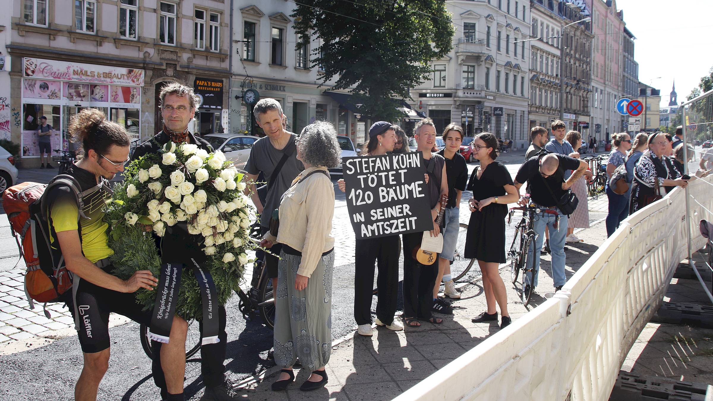 Unterstützer der Initiative "Königsbrücker muss leben" protestierten gegen den Ausbau und beklagten vor allem, dass so viele Bäume gefällt werden müssen. Foto: Anton Launer
