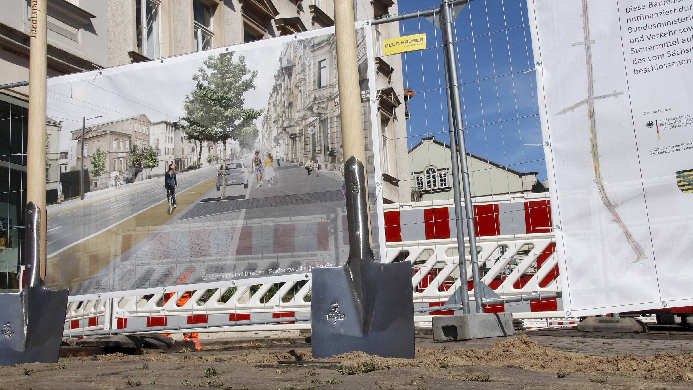 Am Dienstag gegen 13.30 Uhr erfolgte der erste Spatenstich zum Ausbau der Königsbrücker Straße - Foto: Anton Launer