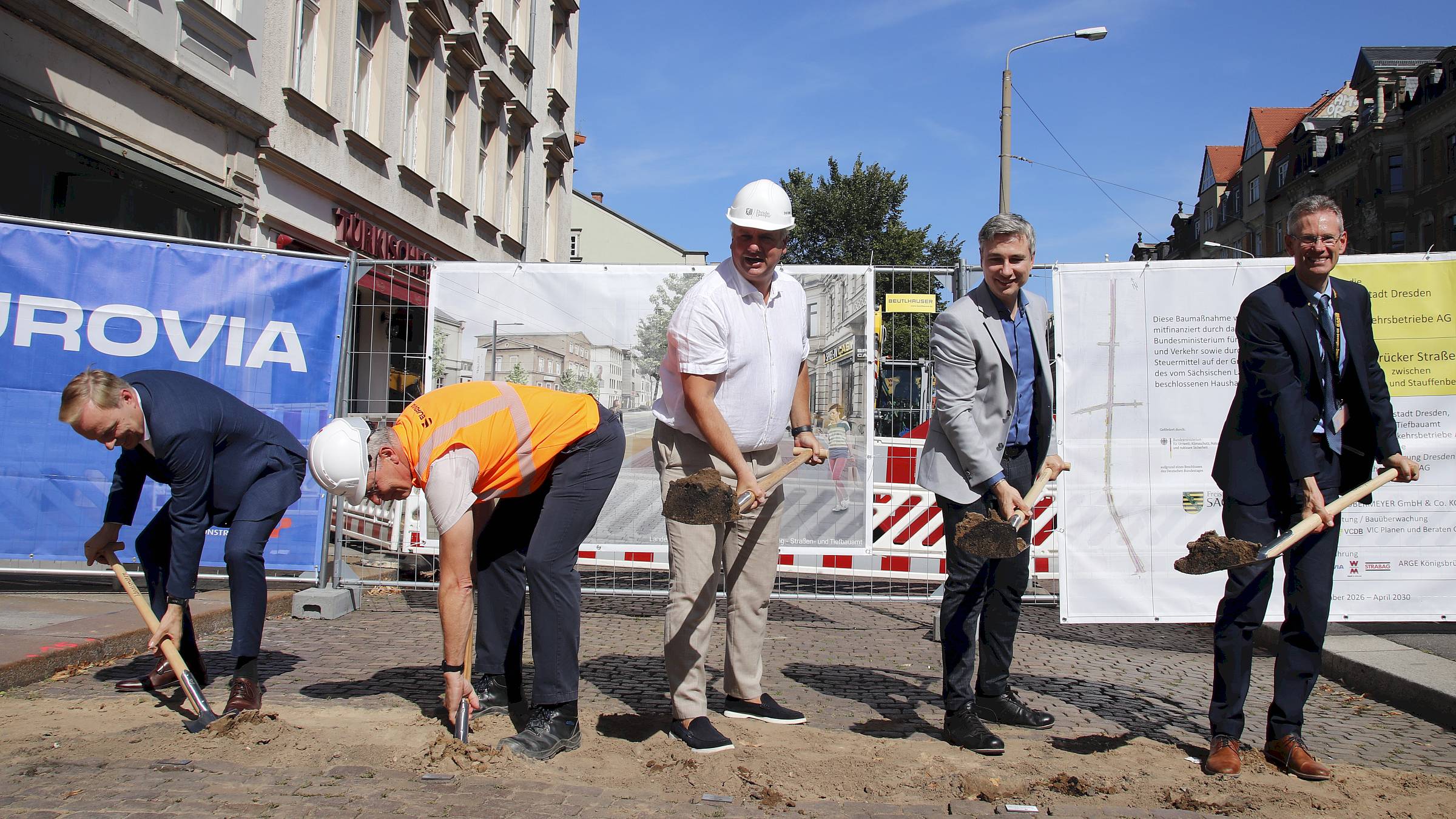 Frank Brinkmann, Projektleiter Richter, Oberbürgermeister Dirk Hilbert, Baubürgermeister Stephan Kühn und DVB-Vorstand Andreas Hemmersbach beim ersten Spatenstich. Foto: Anton Launer