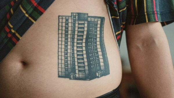 Wer sein Hochhaus liebt, tätowiert es sich auf den Bauch. Foto: David Löffler