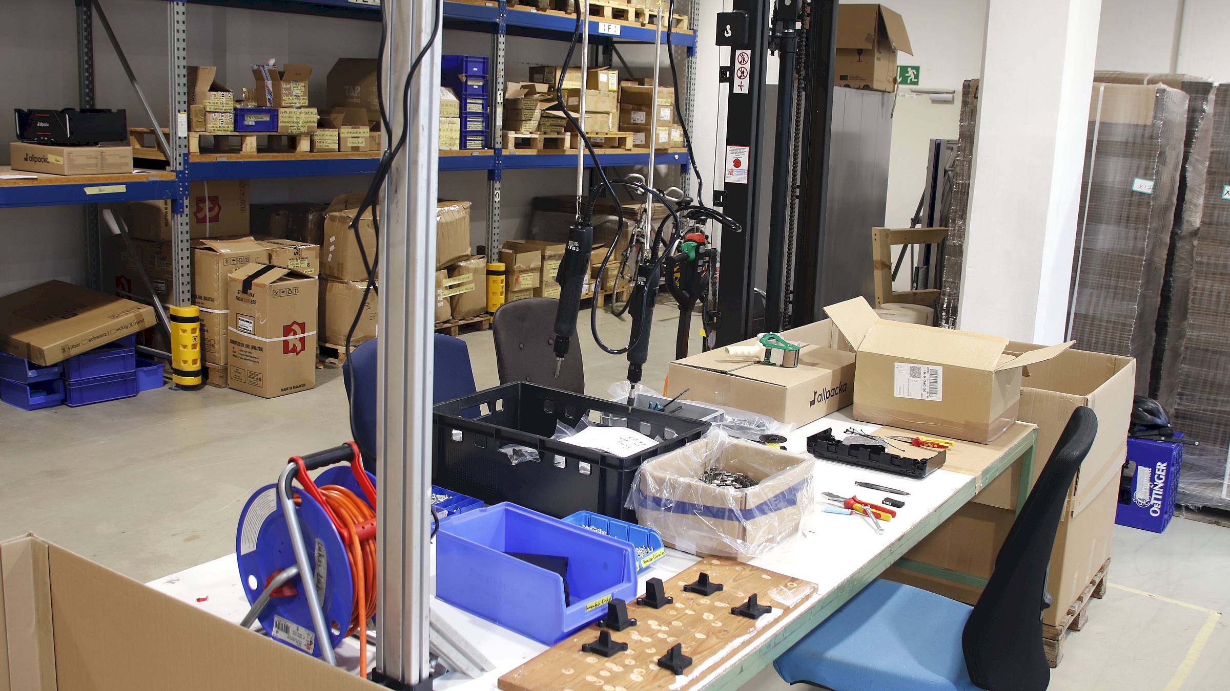 Blick in die Produktionshalle - hier werden ab sofort die Klapp-Boxen montiert. Früher standen hier Druckmaschinen. Foto: Anton Launer