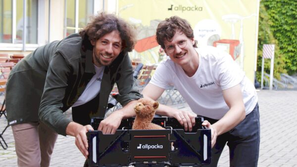 Lukas Ludwig und Jonathan Vincentz mit der Fahrrad-Klapp-Box Allpacka - Foto: Anton Launer