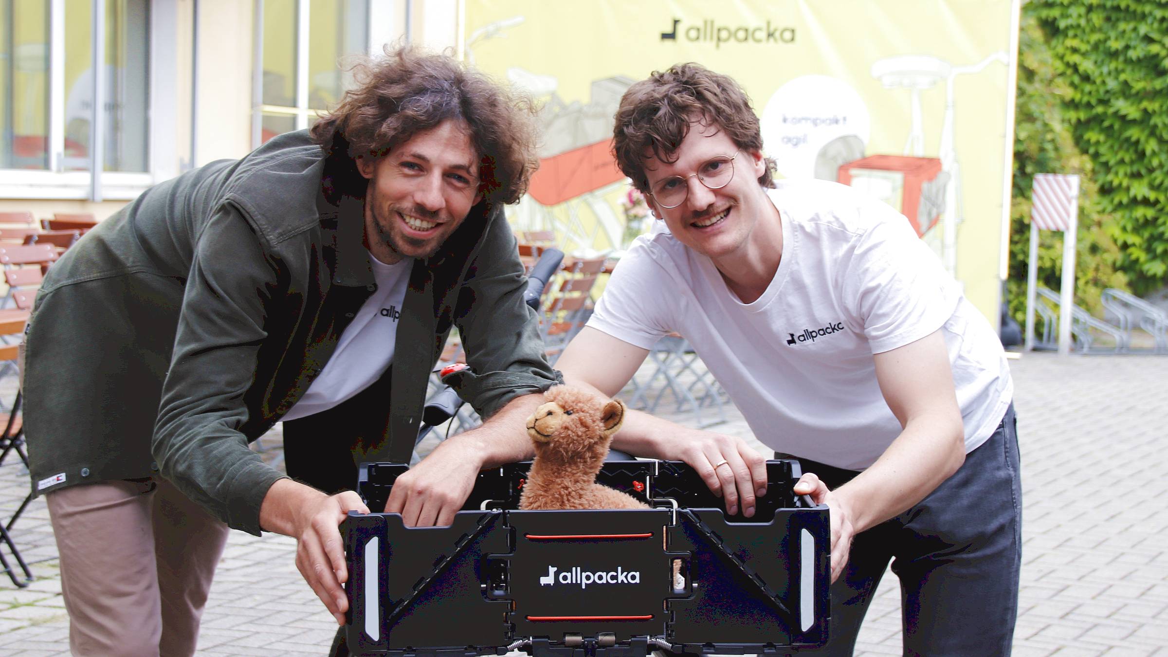 Lukas Ludwig und Jonathan Vincentz mit der Fahrrad-Klapp-Box Allpacka - Foto: Anton Launer