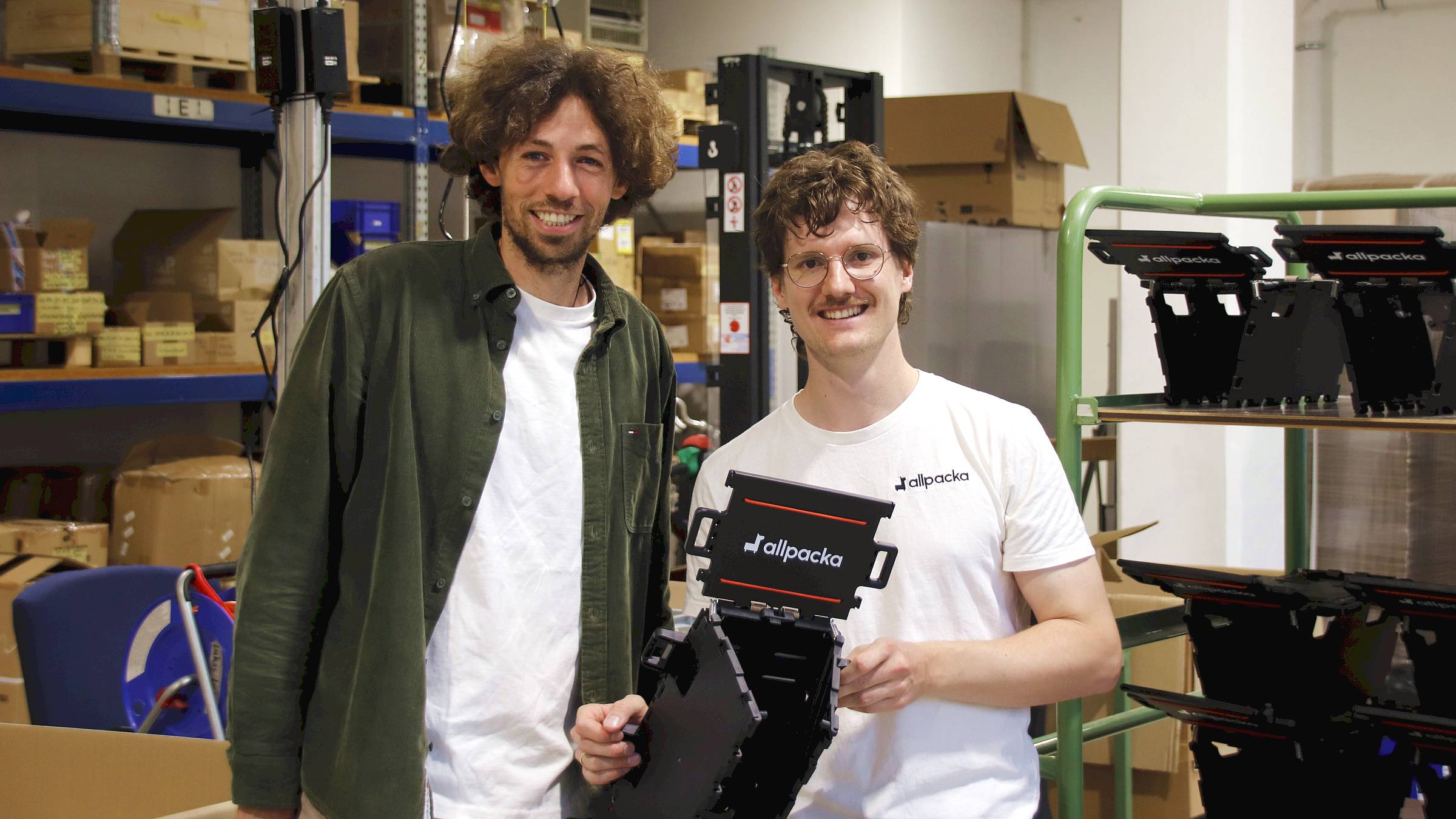Lukas Ludwig und Jonathan Vincentz in der Produktionshalle - Foto: Anton Launer