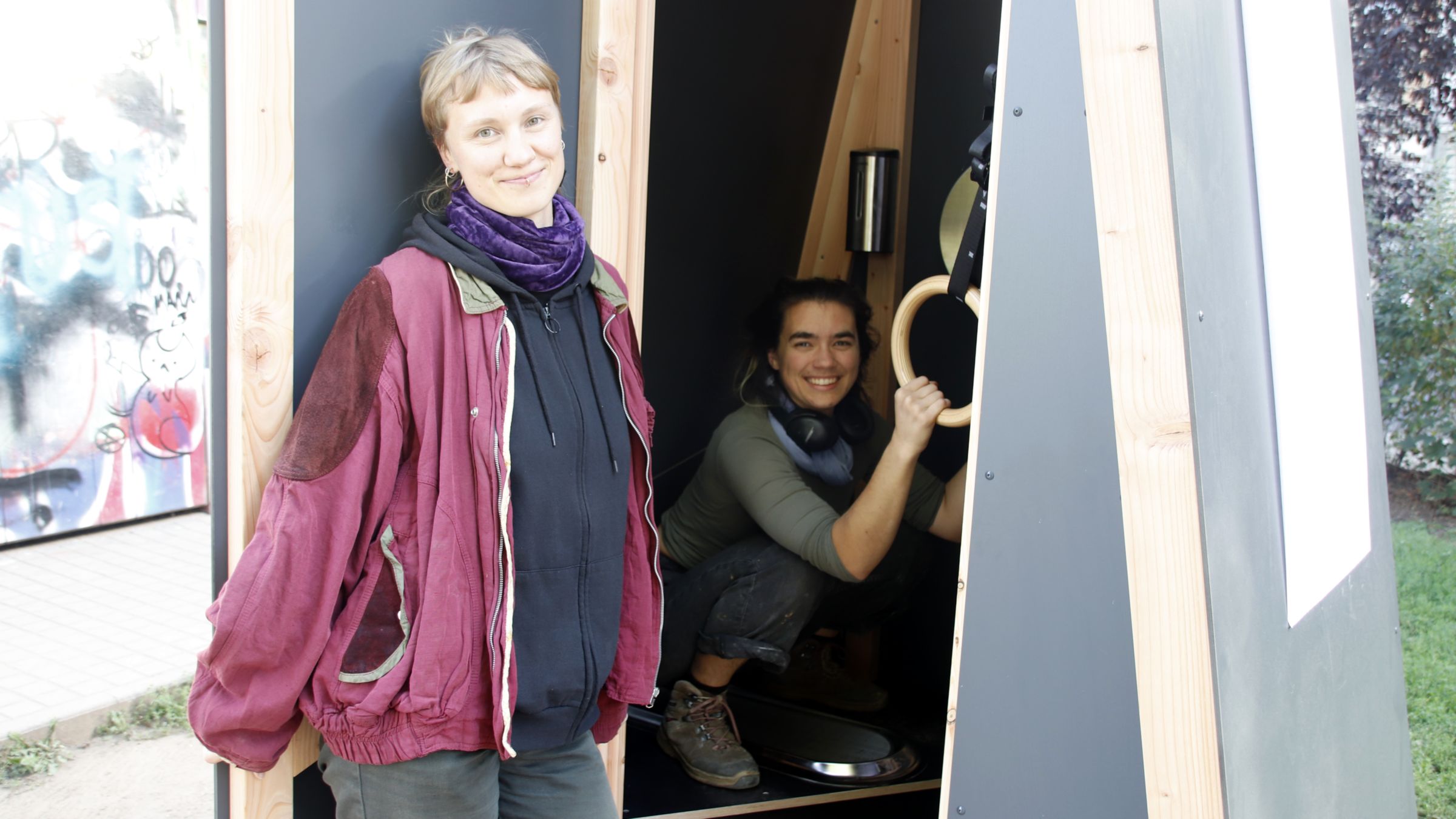 Melanie Hacker-Heller demonstriert, wie das Hockurinal benutzt werden kann. Foto: Anton Launer