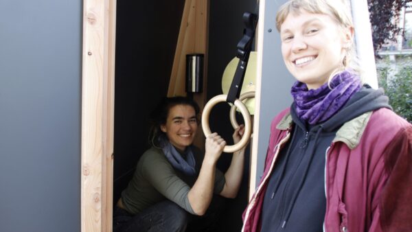 Melanie Hacker-Heller demonstriert, wie das Hockurinal benutzt werden kann. Foto: Anton Launer
