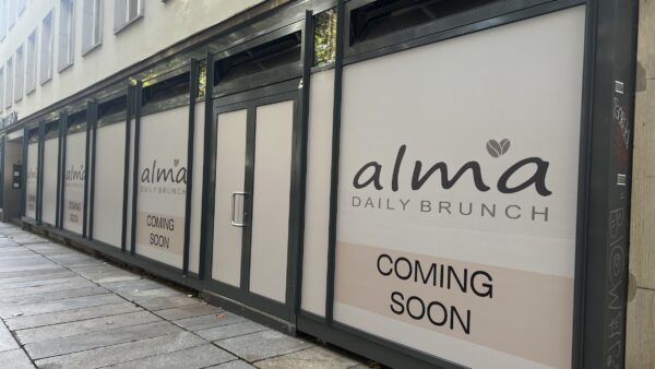 Schwer zu übersehen: Auf der Hauptstraße entsteht der neue ALMA-Standort. – Foto: Mercedes Braun