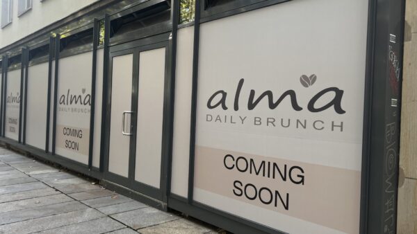 Schwer zu übersehen: Auf der Hauptstraße entsteht der neue ALMA-Standort. – Foto: Mercedes Braun