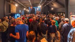 Du bist wieder da Volles Haus zur Eröffnung in der scheune - Foto: Peter Zuber