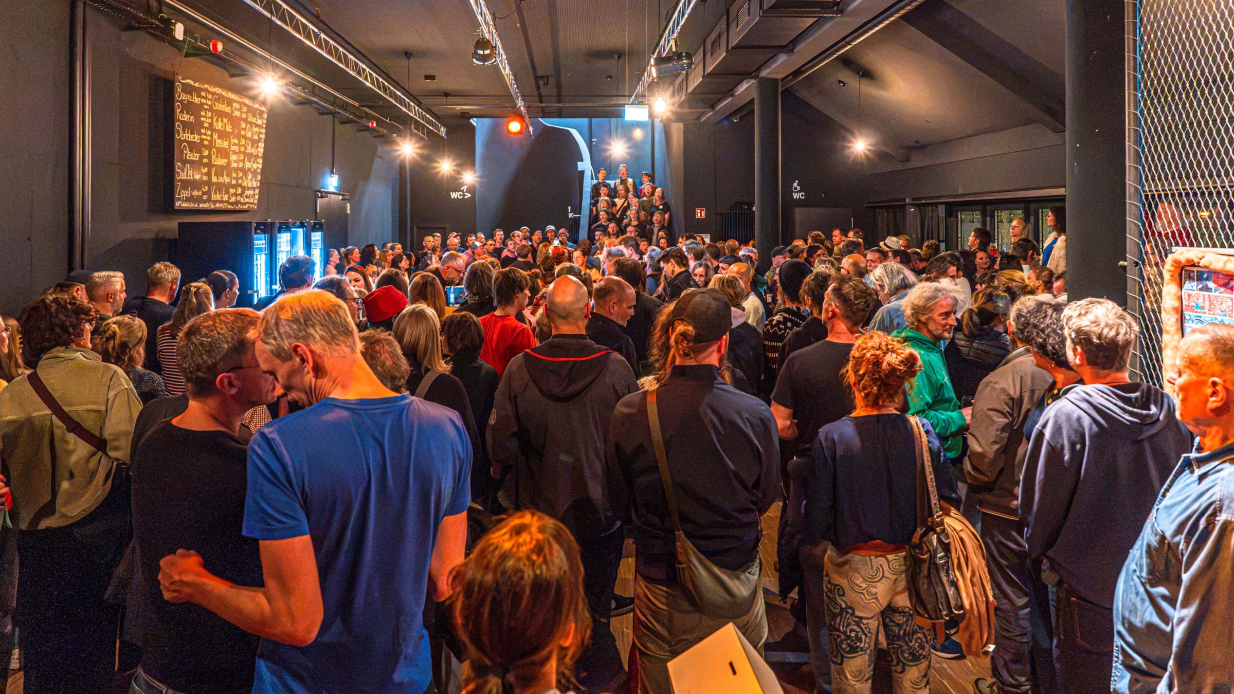 Volles Haus zur Eröffnung in der scheune - Foto: Peter Zuber