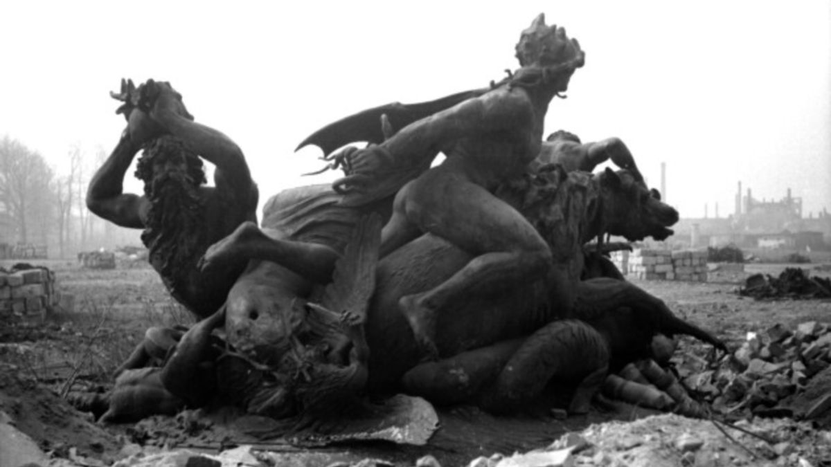 Stürmische Wogen. Brunnenfragment im Ruinenfeld 1952, Fotograf unbekannt