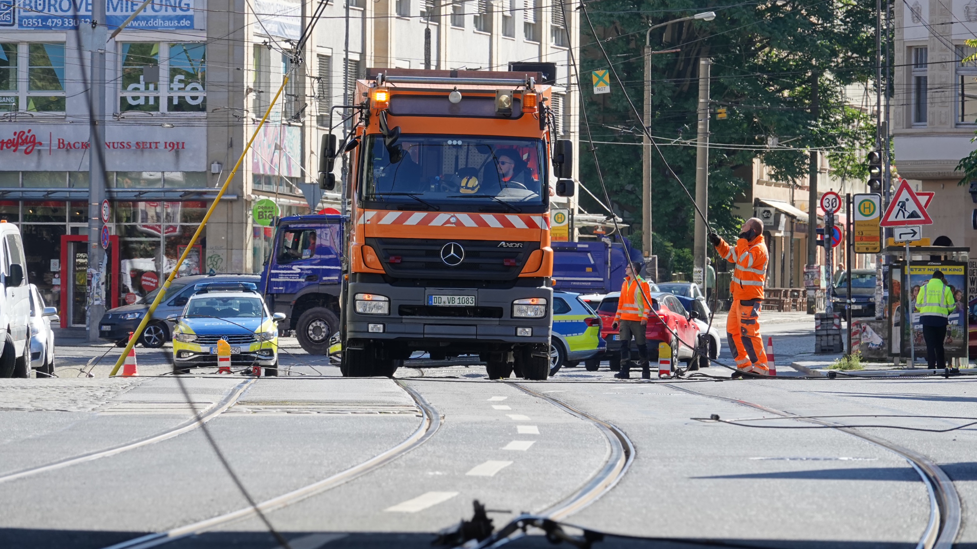 Abriss der Straßenbahn-Oberleitung. Foto: Roland Halkasch