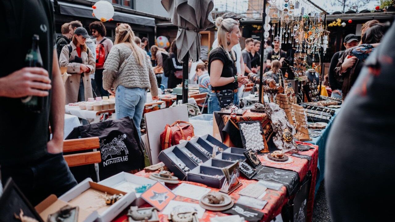 Wieder mit dabei: Kunstflohmarkt an Katys Garage - Foto: NAF