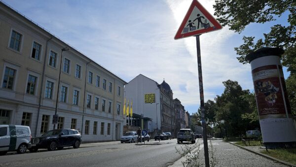 Ein Hinweisschild auf querende Kinder steht bereits. Foto: Anton Launer