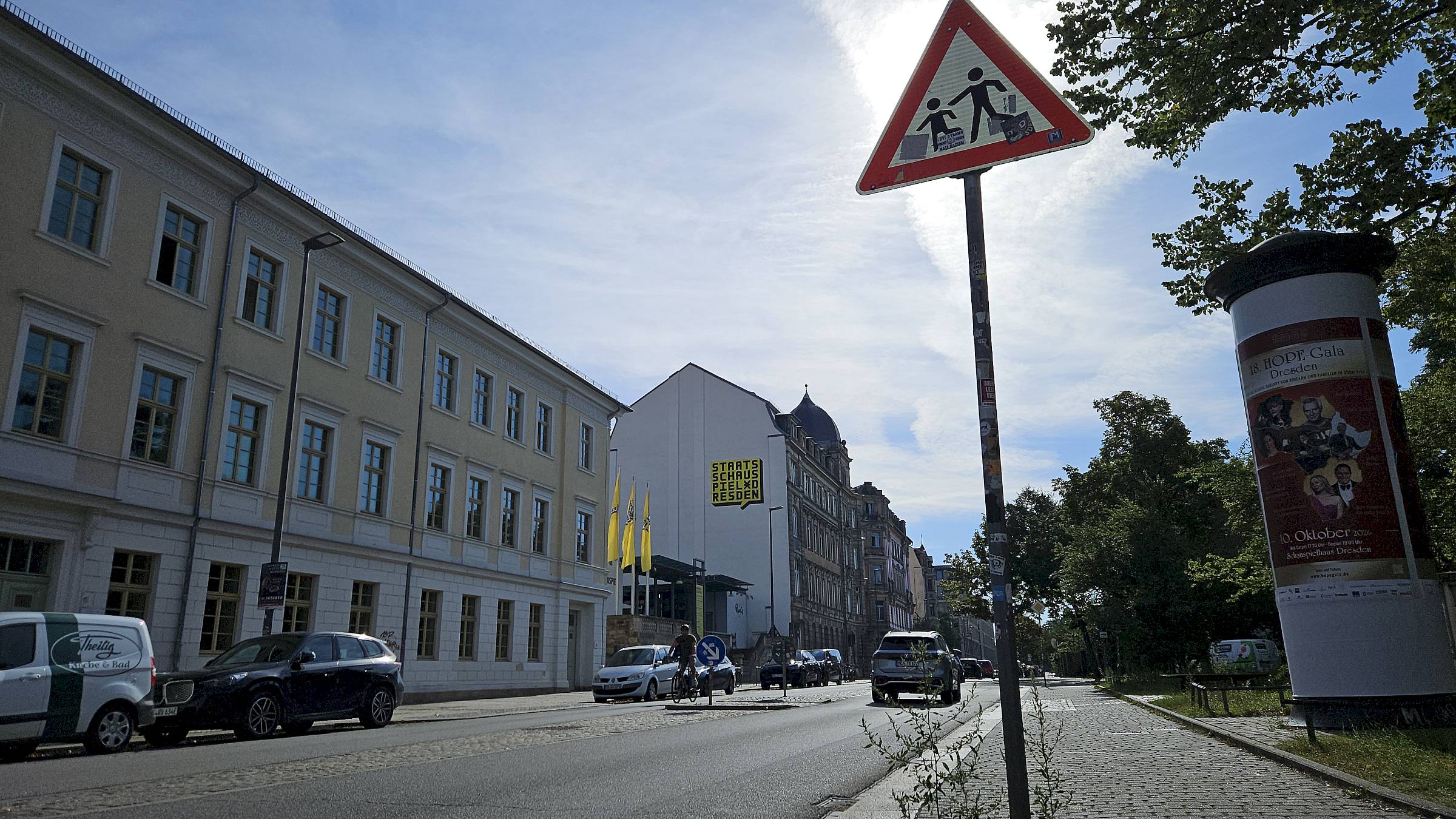 Ein Hinweisschild auf querende Kinder steht bereits. Foto: Anton Launer