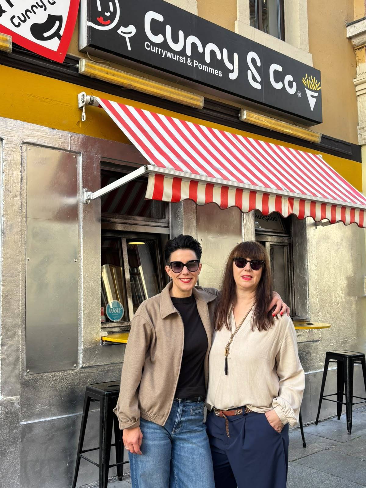 Wollen sich von dem Shitstorm nicht unterkriegen lassen. Simone und Susanne Meyer-Götz – Foto: Curry & Co.