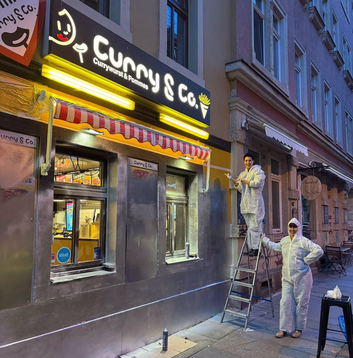 In der Nacht zum Dienstag haben die Currysisters Simone und Susanne Meyer-Götz ihren Imbiss komplett verchromt. Foto: Curry & Co.
