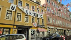 Erneut Schmierereien bei Curry & Co. – Staatsschutz ermittelt Der Curry-Wurst Imbiss Curry & Co. Foto: Archiv Anton Launer