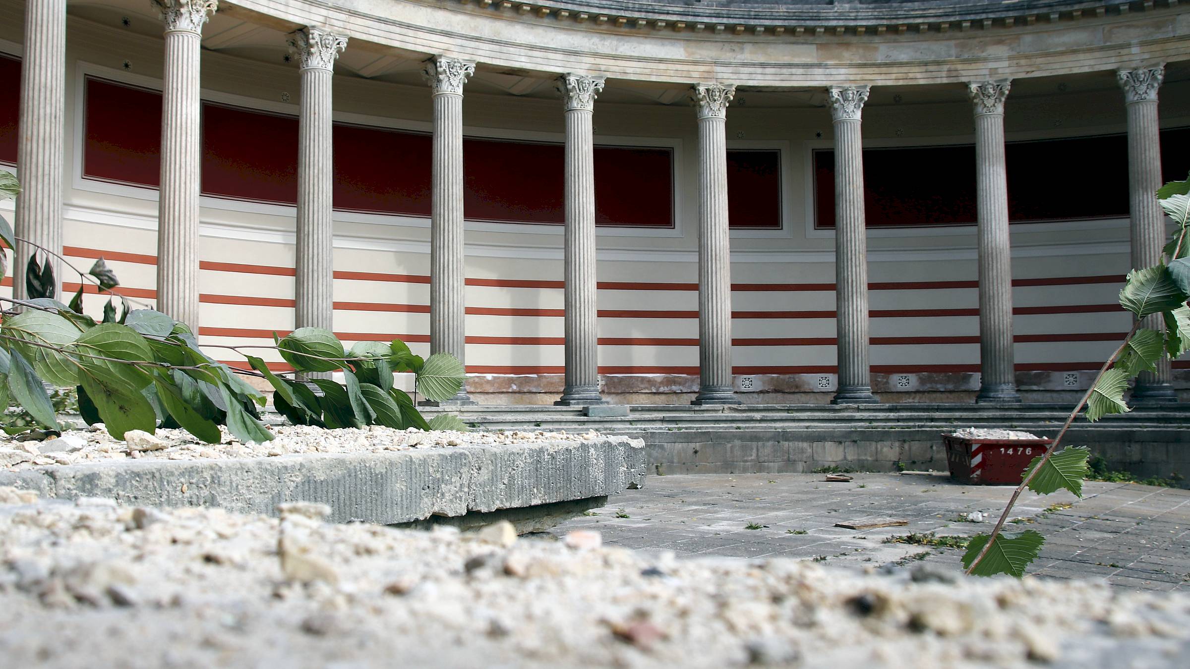 Die Kolonnade ist schon saniert. Foto: Anton Launer