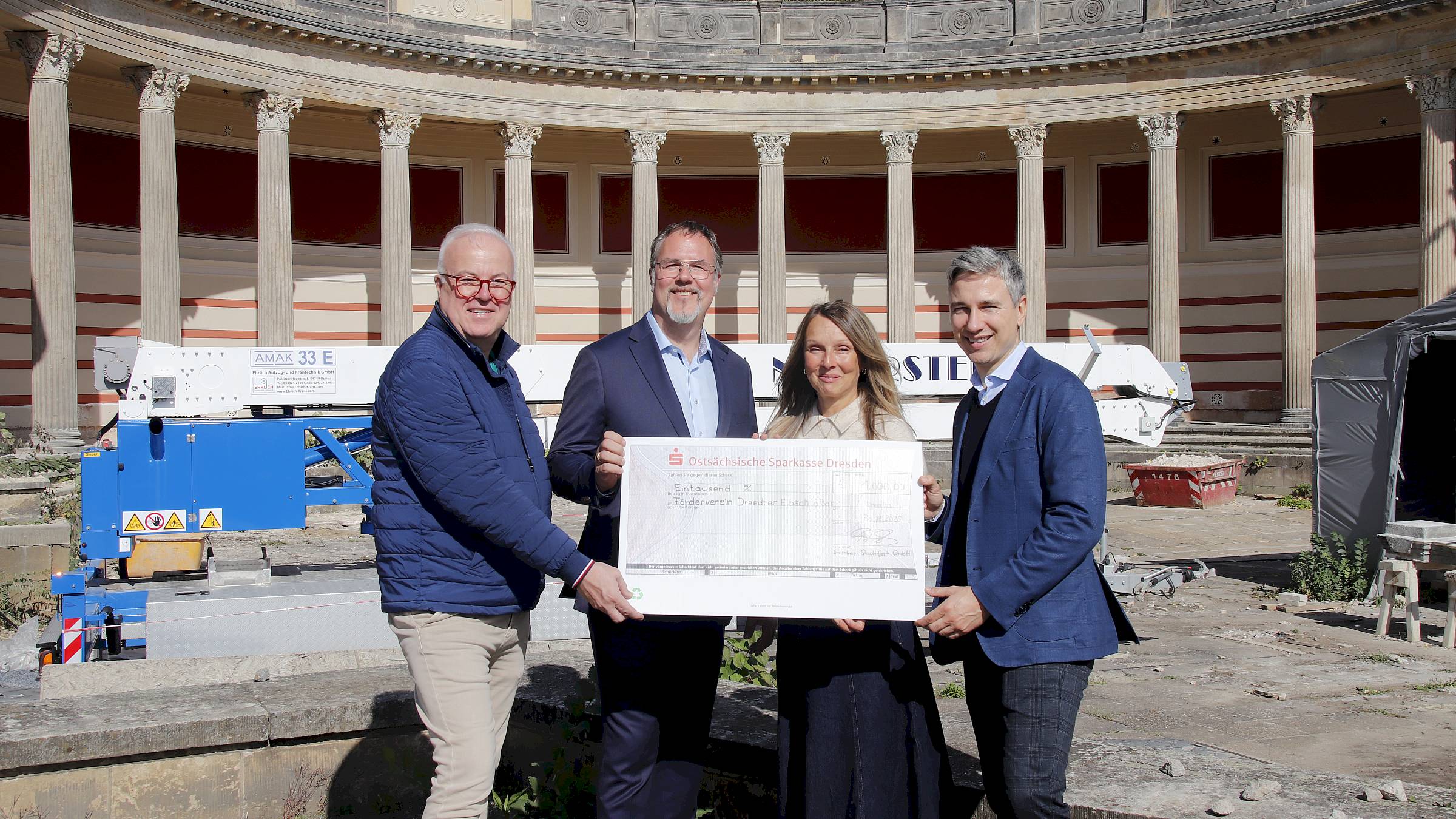 Frank Schröder (Stadtfest-Organisator) übergab gemeinsam mit Uwe Schmidt, Schatzmeister des Fördervereins Dresdner Elbschlösser, den Spendenscheck an die Stadt, vertreten durch Projektleiterin Mary Knopf und Baubürgermeister Stephan Kühn (v.l.). Foto: Anton Launer