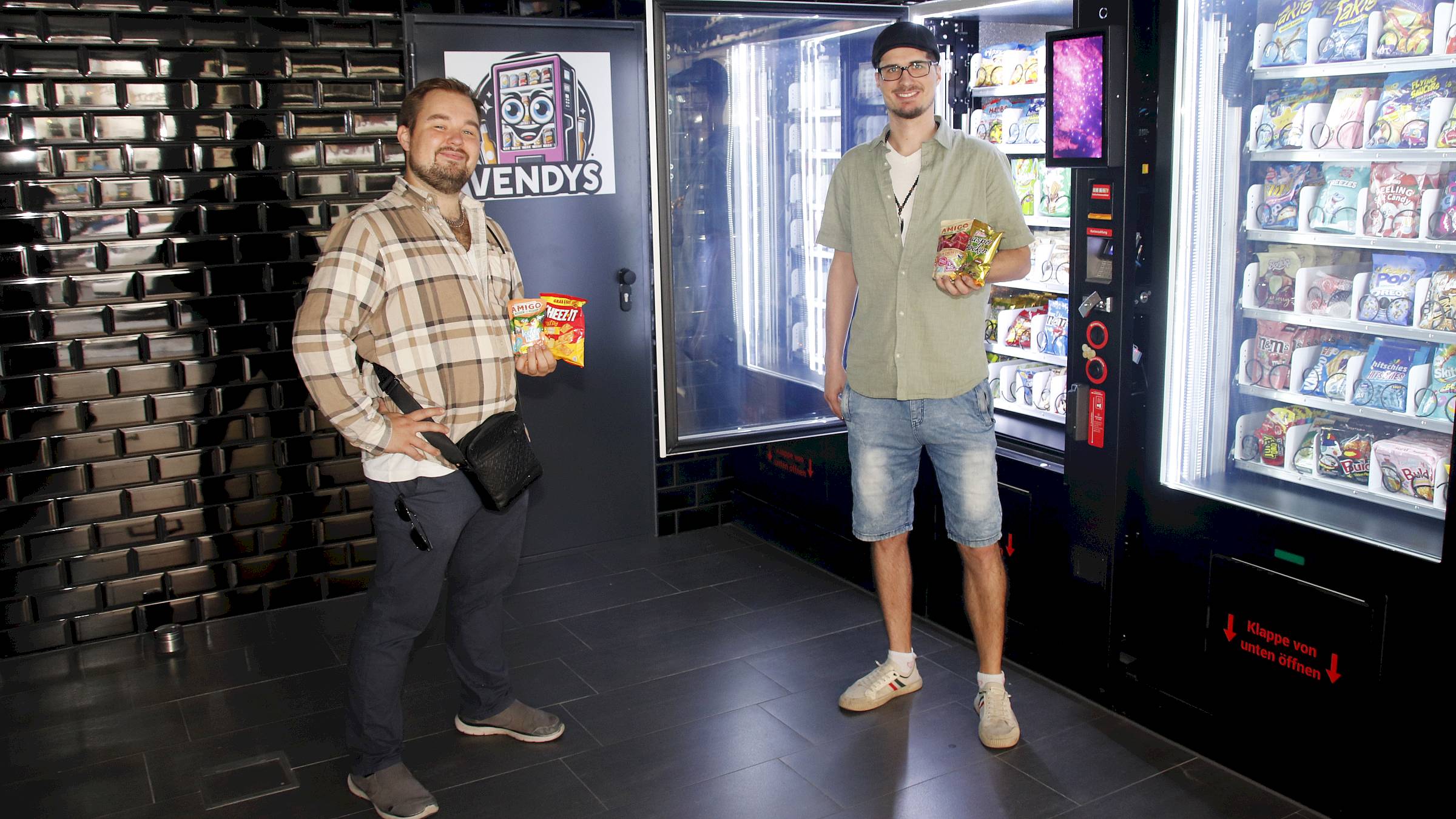 Walter Bersch und Robert Mattes haben das Vendys auf der Louisenstraße eröffnet. Foto: Anton Launer