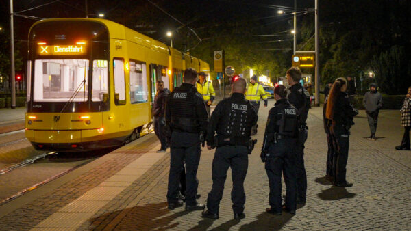 Polizei im Einsatz an der Straßenbahn am Albertplatz. Foto: xcitepress