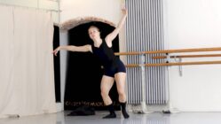 Tanz, Macht und Geschichte: „MIR“ feiert Premiere Kornelija Aleksaitė, hier bei einer Probe in der Tenzaschmiede - Foto: Anton Launer