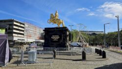 Riesenrad, Trödel, Tamtam: Herbstfest auf der Hauptstraße Das halbe Riesenrad ist schon aufgebaut. Foto: Anton Launer