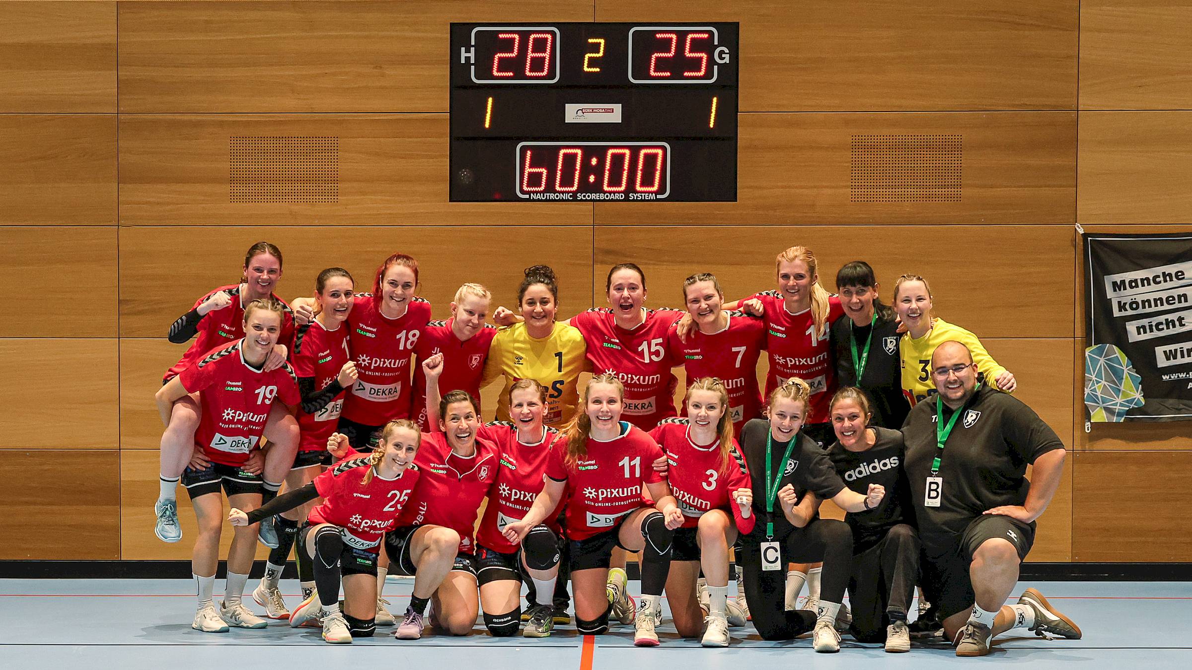 Platz vier nach vier Spielen. Trainer Christian Perlebach kann zufrieden sein. Foto: Sportfreunde 01